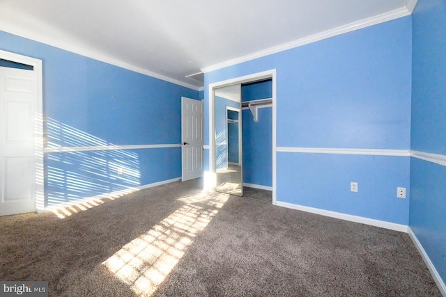 empty room featuring carpet floors and crown molding