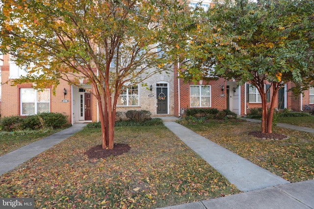 view of front of home featuring a front yard