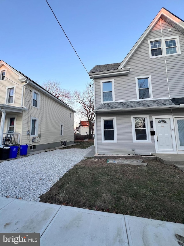 view of front facade with a front lawn