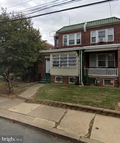 view of front of home featuring a front lawn