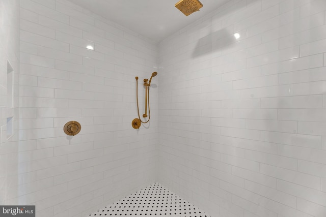 bathroom featuring tiled shower