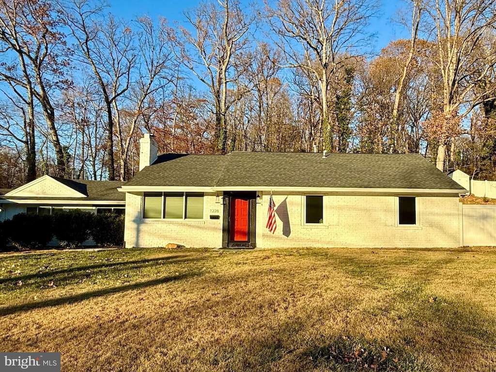 ranch-style house featuring a front lawn