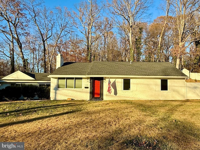 ranch-style house featuring a front lawn