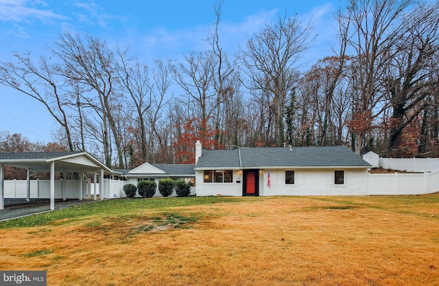 view of front of house featuring a front lawn and a carport