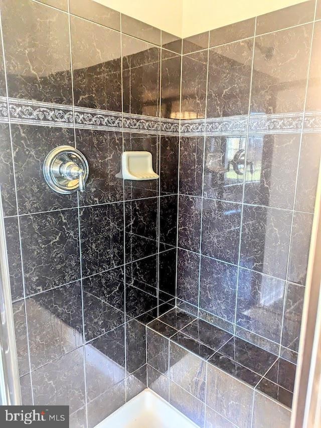 bathroom featuring tiled shower