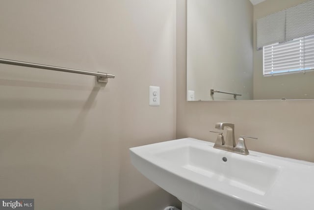 bathroom featuring sink