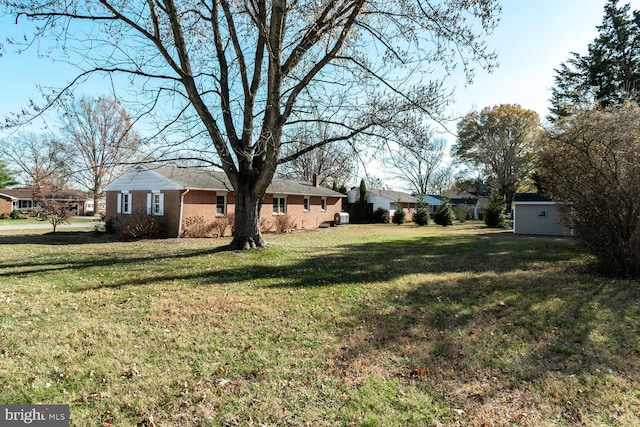 view of yard with a storage unit