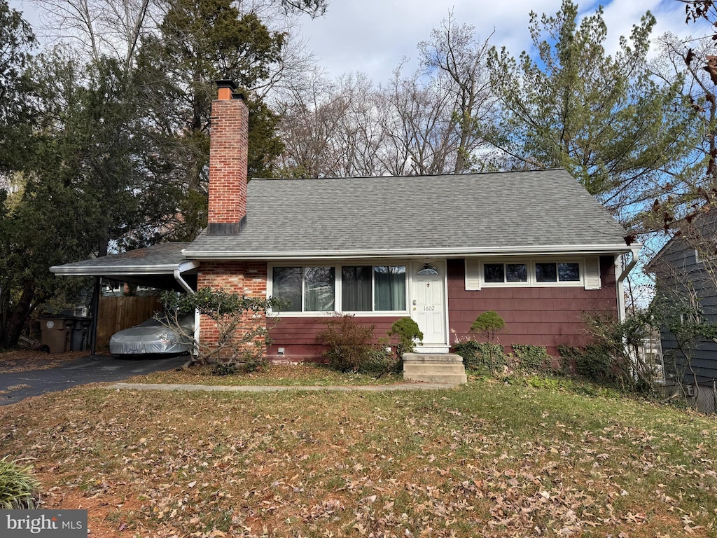 view of front of property with a carport and a front yard