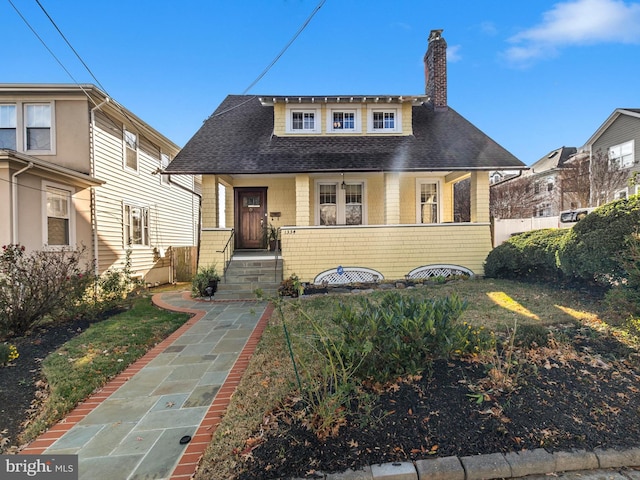 view of front of home featuring a front lawn