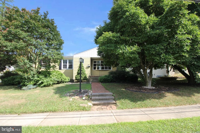 view of front facade featuring a front lawn