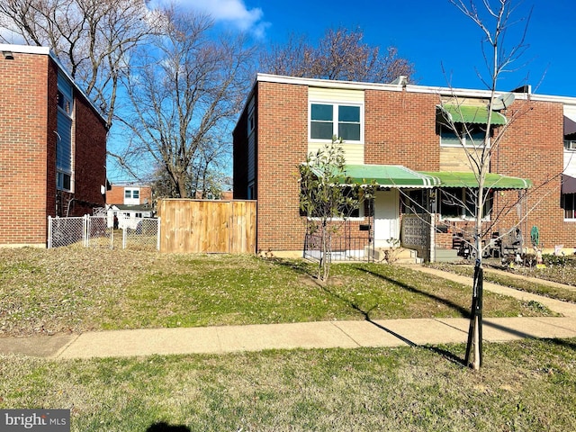 view of front of property featuring a front yard