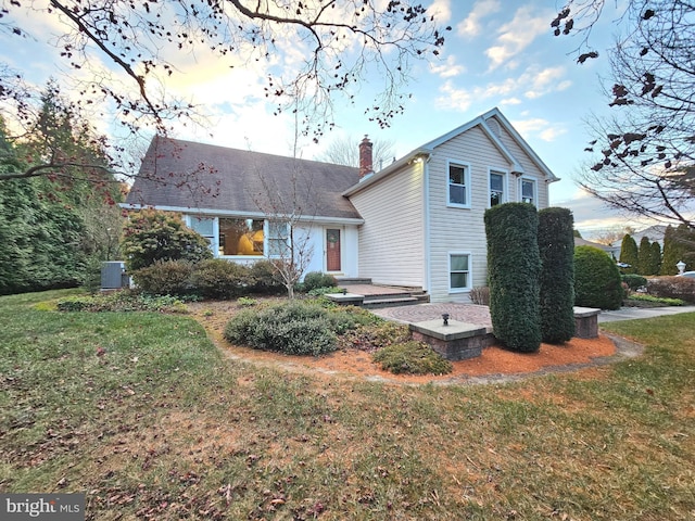 view of front facade with a lawn