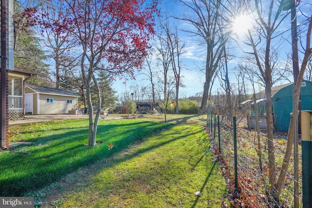 view of yard featuring an outbuilding