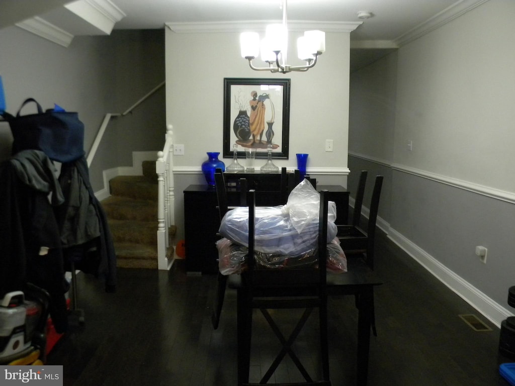 dining room featuring a notable chandelier, dark hardwood / wood-style floors, and crown molding