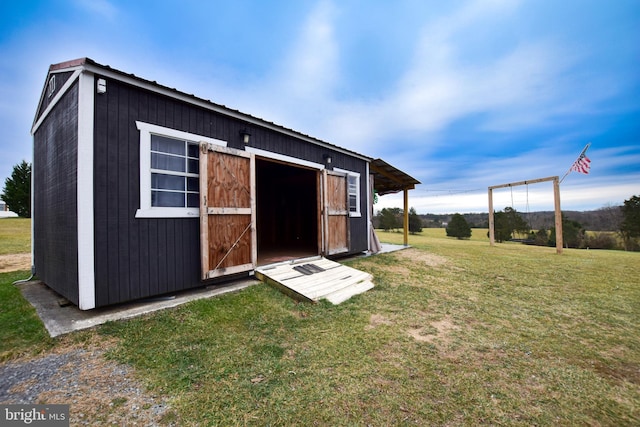 view of outdoor structure with a yard