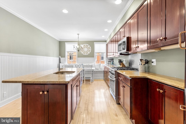 kitchen with a notable chandelier, crown molding, light wood-type flooring, and stainless steel appliances