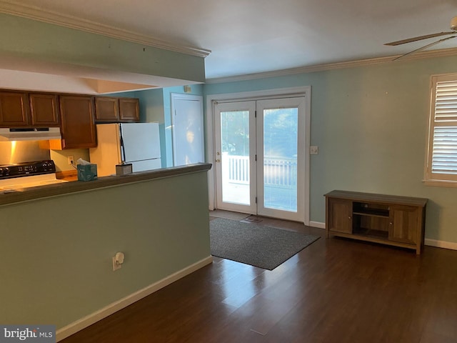 kitchen with black range oven, white refrigerator, crown molding, dark hardwood / wood-style floors, and ceiling fan