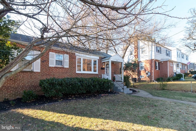 view of front facade featuring a front lawn