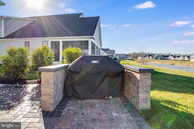 view of side of property featuring a lawn