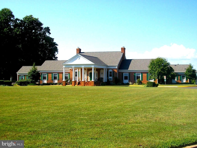 view of front of property featuring a front yard and covered porch