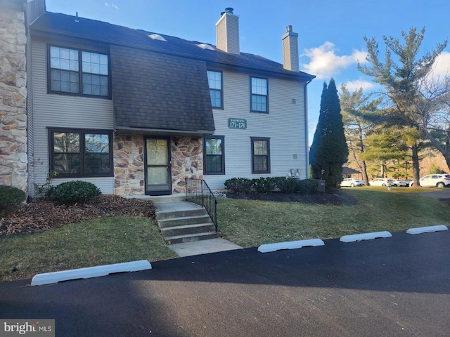 view of front of property featuring a front lawn