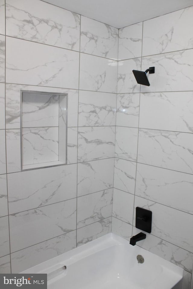 bathroom featuring tiled shower / bath combo