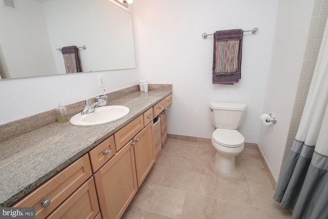 bathroom featuring a shower with shower curtain, vanity, and toilet