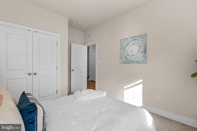 bedroom featuring carpet floors and a closet