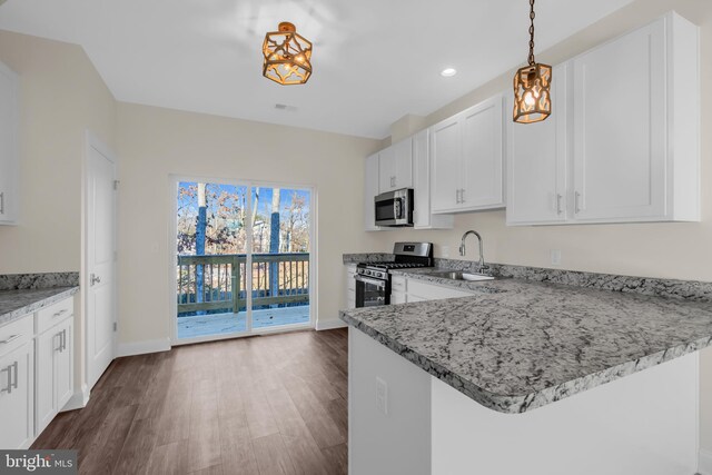 14 Mill Creek Ct, Bayville, NJ 08721 - kitchen featuring a sink, stainless steel appliances, baseboards, dark wood finished floors, and recessed lighting