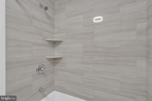 bathroom with tiled shower / bath combo