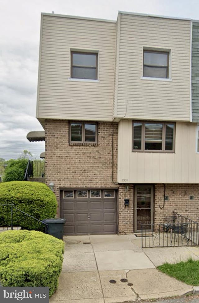 view of front of property featuring a garage