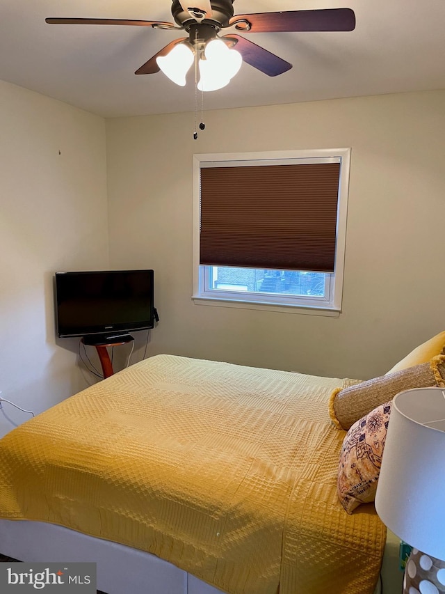 bedroom featuring ceiling fan