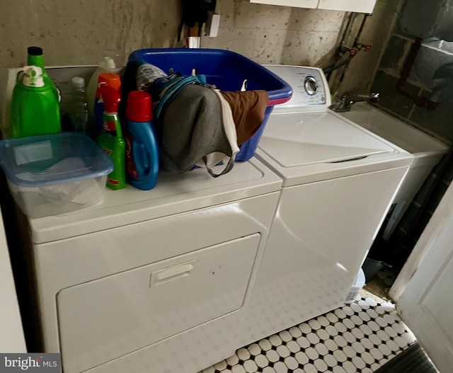 laundry room with washing machine and dryer