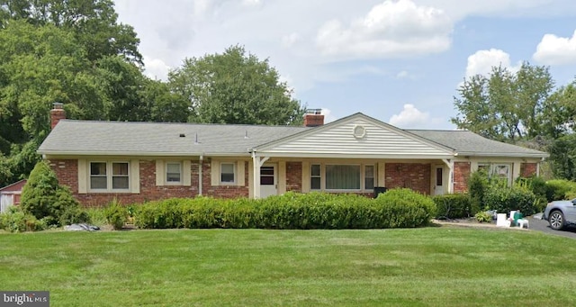 ranch-style house featuring a front lawn