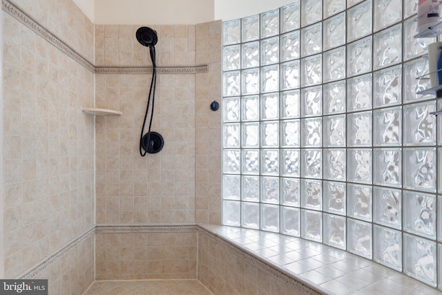 bathroom featuring tiled shower