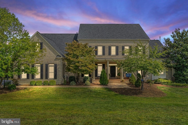 view of front facade featuring a lawn