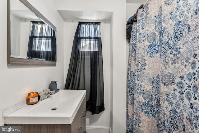 bathroom with a shower with shower curtain and vanity