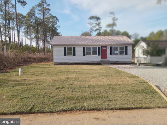 ranch-style home featuring a front lawn