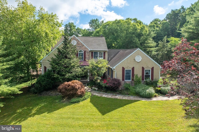 colonial inspired home featuring a front lawn