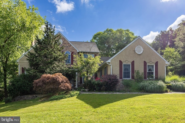 view of front of house featuring a front yard