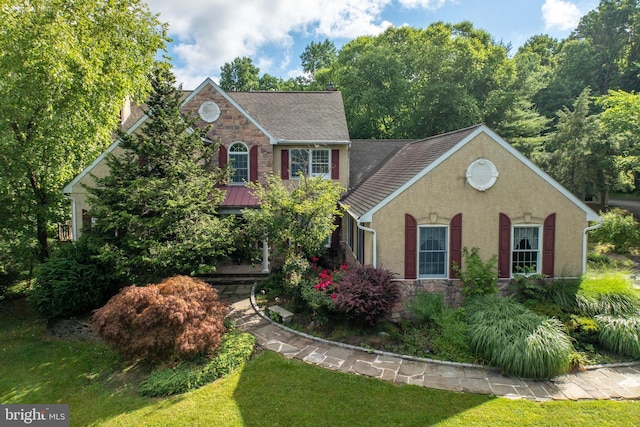 colonial home featuring a front lawn