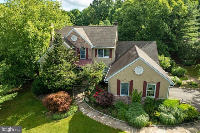 colonial home featuring a front yard