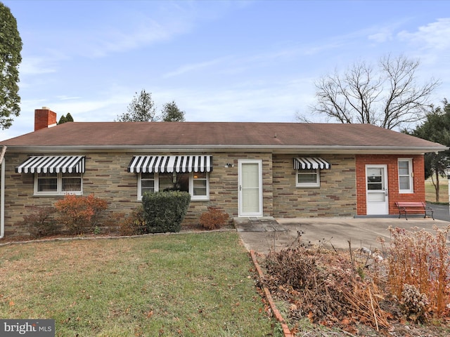 view of front of house featuring a front yard