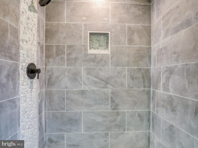 bathroom featuring tiled shower