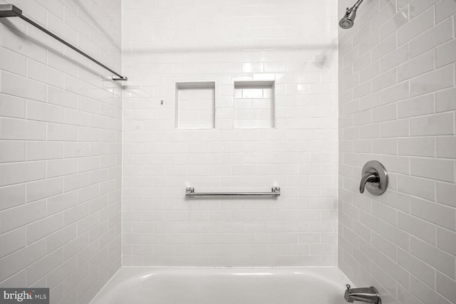 bathroom with tiled shower / bath