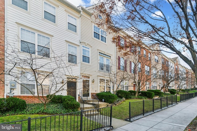 view of front of house with a front lawn