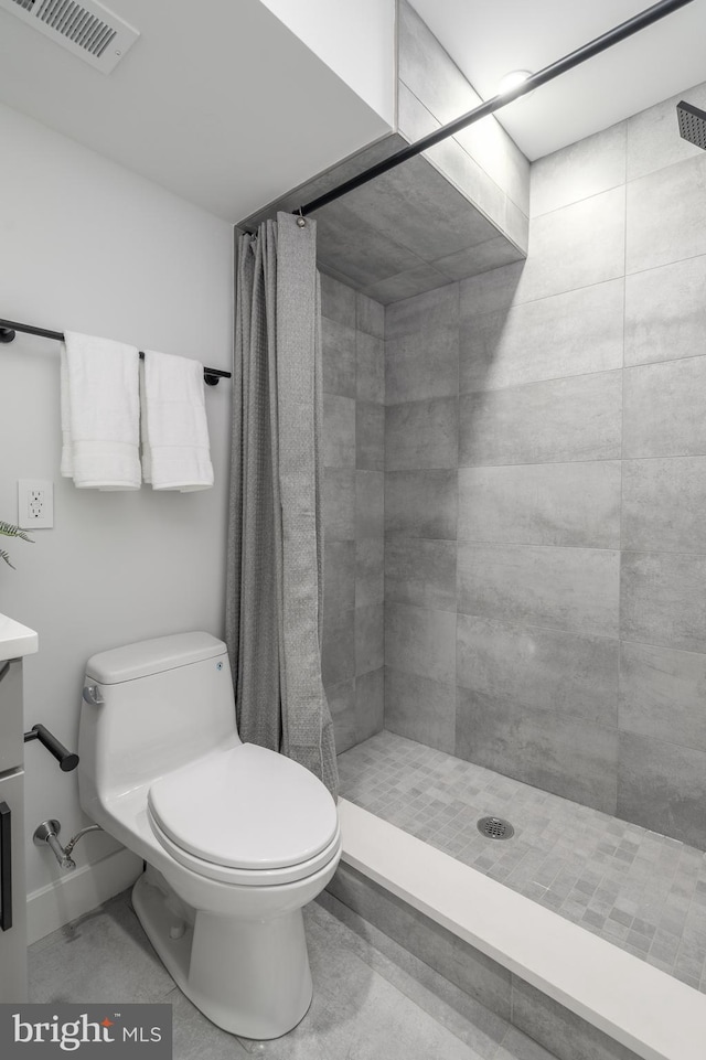 bathroom with a shower with curtain, vanity, and toilet