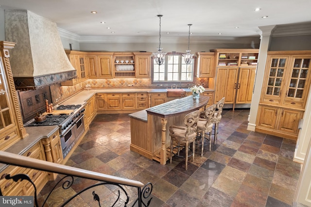 kitchen featuring a breakfast bar, hanging light fixtures, tasteful backsplash, custom range hood, and a kitchen island