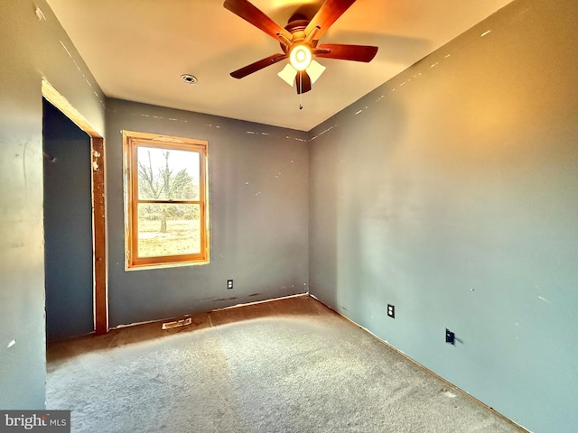 carpeted spare room featuring ceiling fan