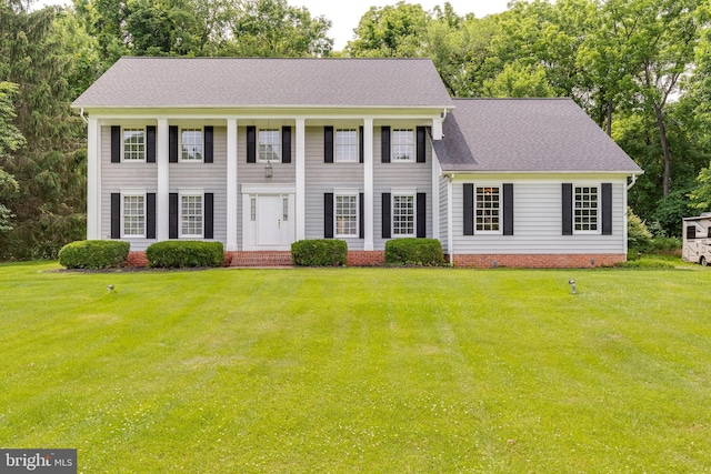 colonial inspired home featuring a front yard